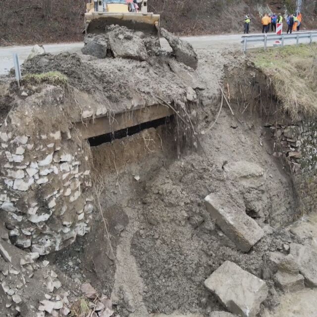 Река Места подкопа пътя за Гоце Делчев и събори подпорна стена