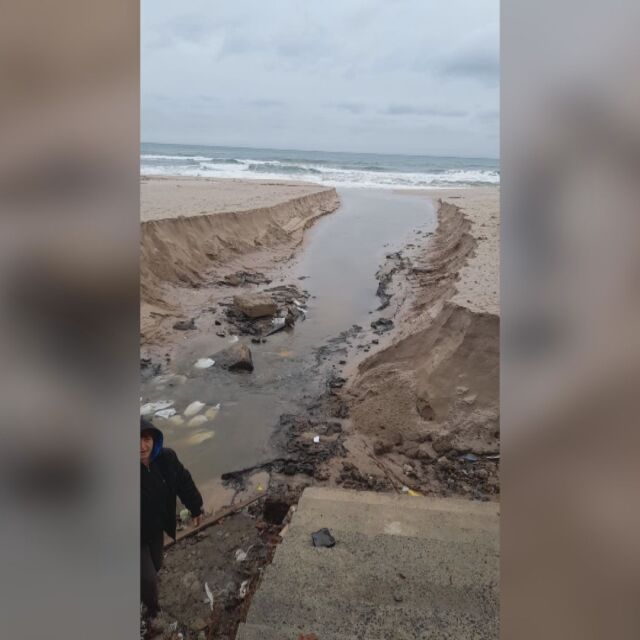 Дъждовете и бурните вълни отнесоха плажовете на Созопол, твърди концесионерът