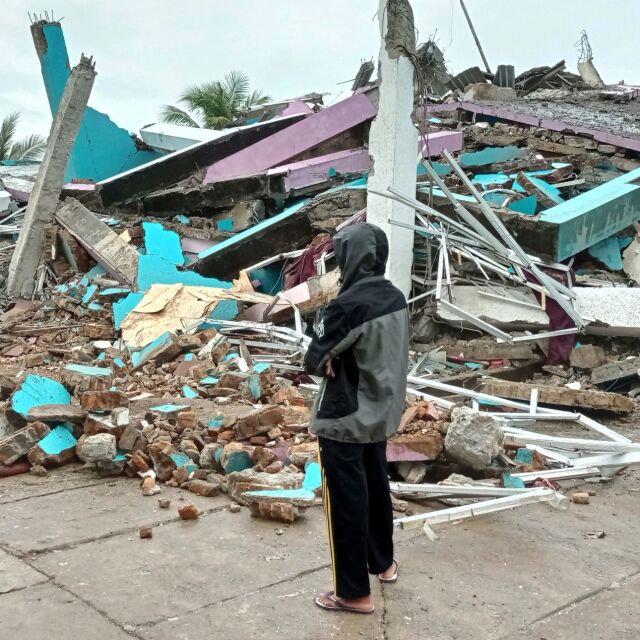 Мощен трус с жертви в Индонезия, срутени са много сгради