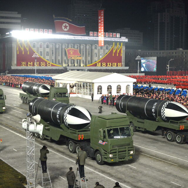 Северна Корея представи новата си балистична ракета на военен парад