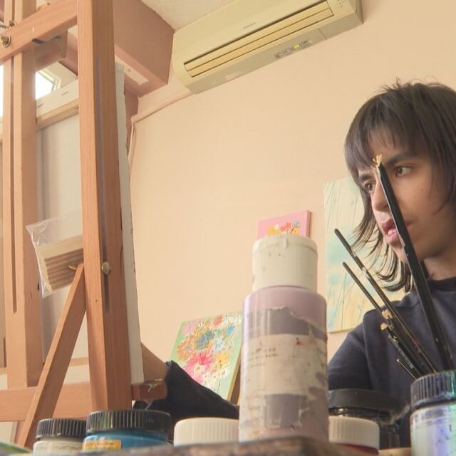 С изкуство срещу болестта: Дете с аутизъм рисува и продава картини