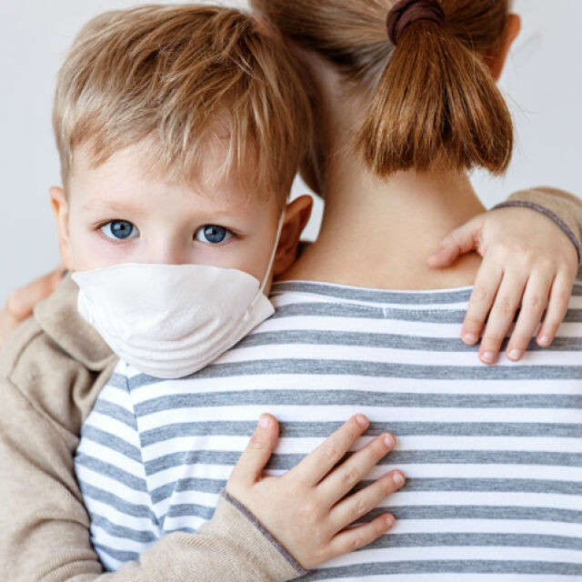 COVID-19 и децата: Родителите да следят за отказ от хранене и промяна в дишането