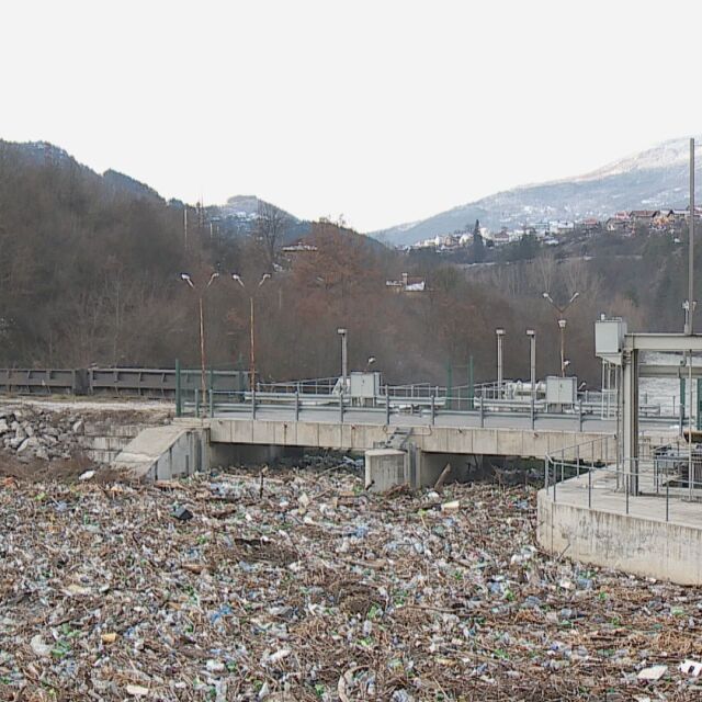 Плаващото сметище в Искър: Извадени са 457 тона боклуци до момента
