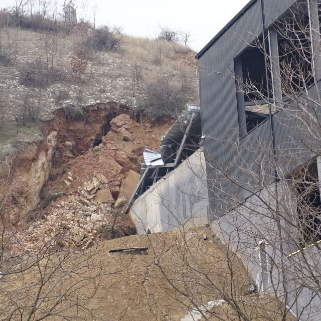Скално свлачище върху новото депо за отпадъци край Благоевград