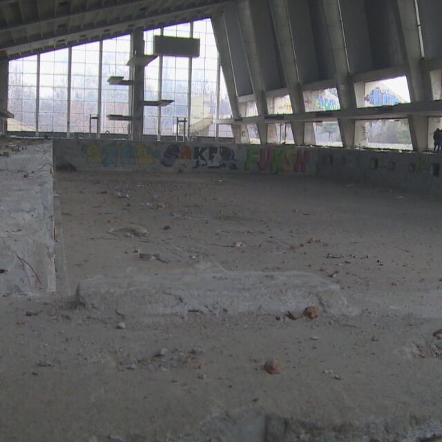 Разграбват и рушат затворения преди 9 години спортен комплекс "Червено знаме" в София