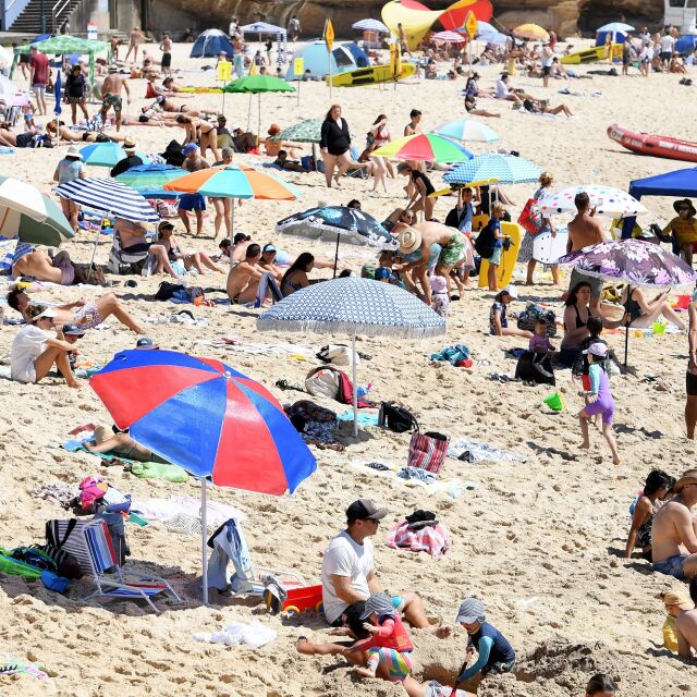 Плажовете  в Австралия се препълниха хора заради високите температури