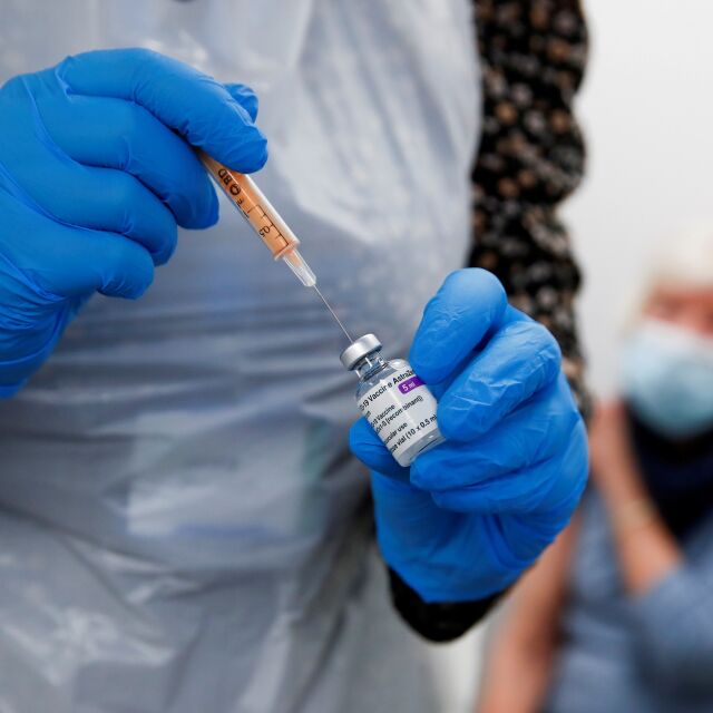 Рекорд при ваксинираните срещу COVID-19 във Великобритания: Близо 480 000 за ден