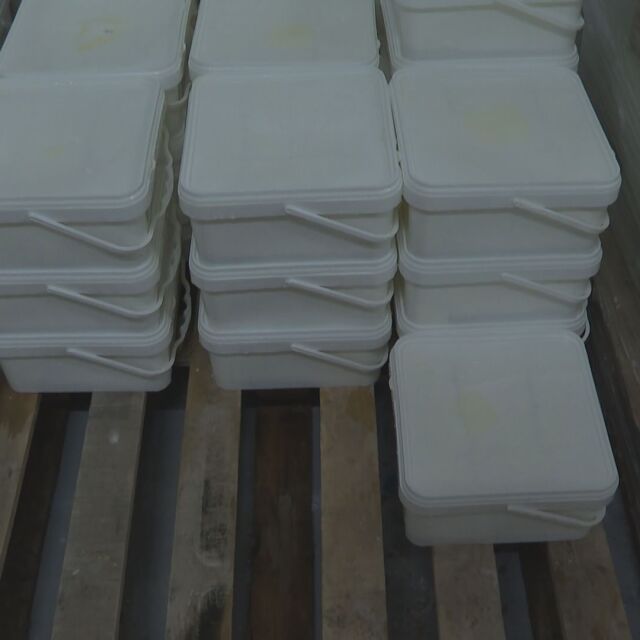 Откриха 600 кг сирене с изтекъл срок в склад в Пловдив