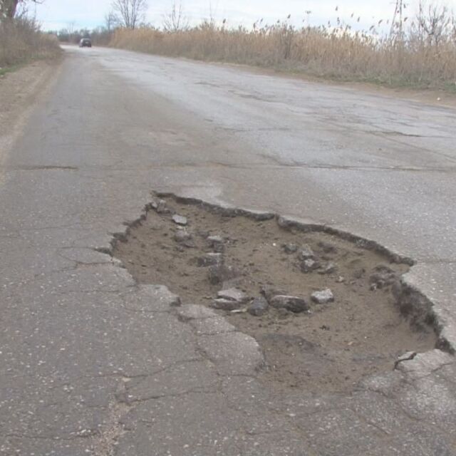 След спешен ремонт: Пътят между Пловдив и Скутаре отново е в окаяно състояние