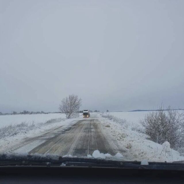 Няколко населени места в Ямболско са без ток заради снеговалежа 