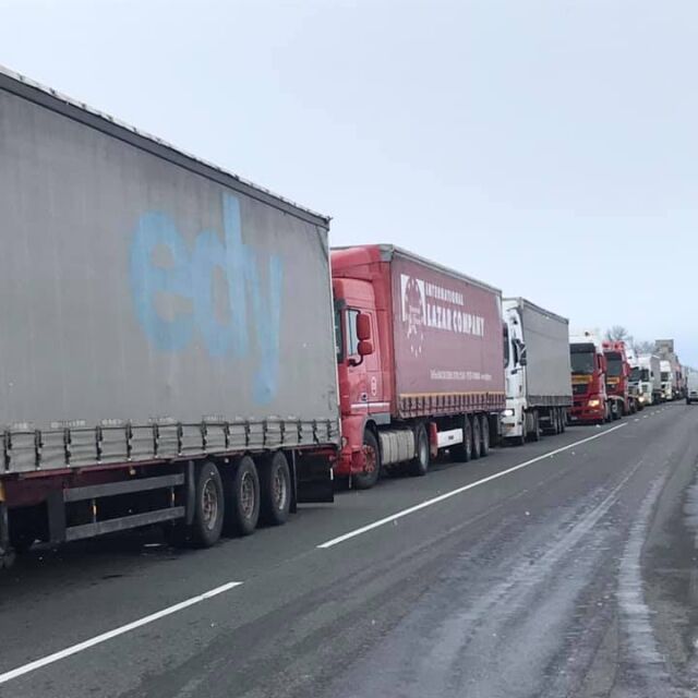 Закъсали в снега камиони затрудняват трафика от Ямбол към ГКПП „Лесово“