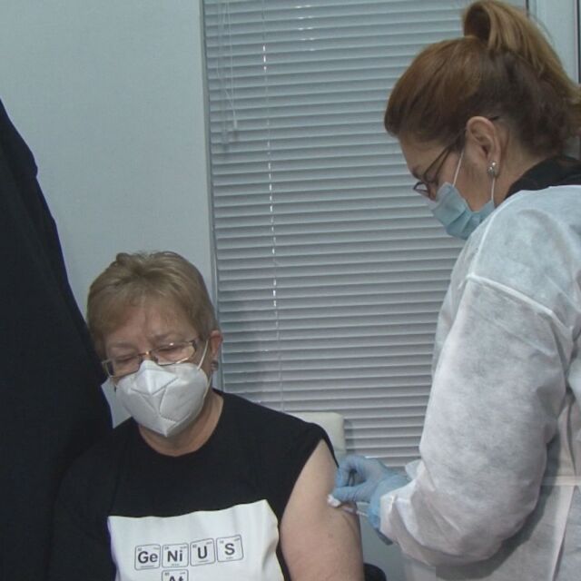 Имунизирането на учителите с ваксина срещу COVID-19  започна от Бургас