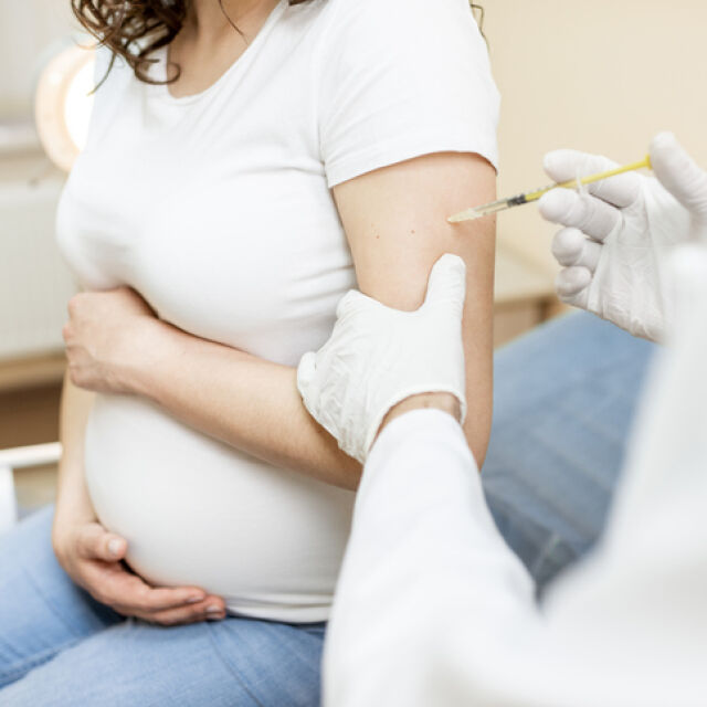СЗО: Бременните жени също могат да се ваксинират срещу COVID-19