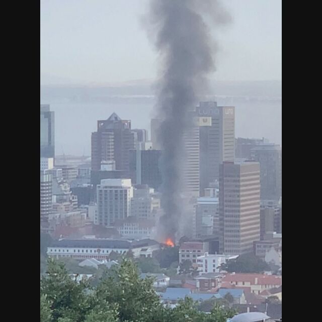 Пожар в парламента на Южна Африка