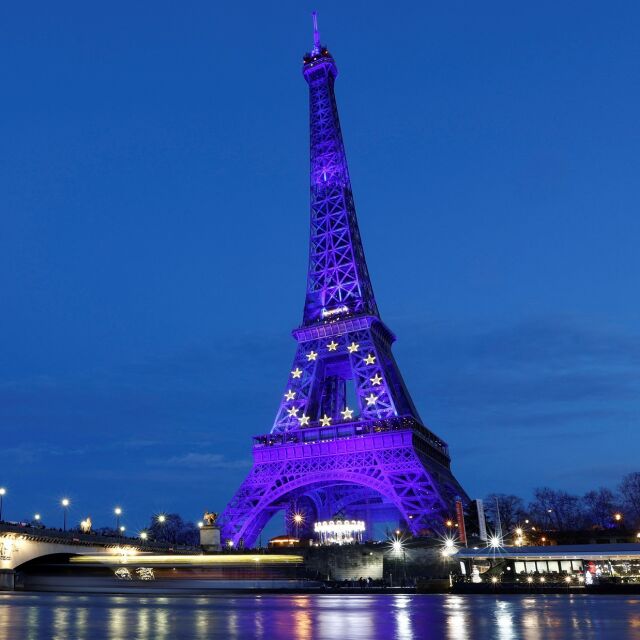 Заради европредседателството: Франция освети в синьо забележителностите на Париж