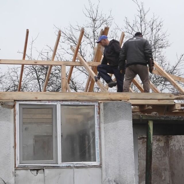 Помощ след пожара в Завет: Доброволци възстановяват изгорелия покрив