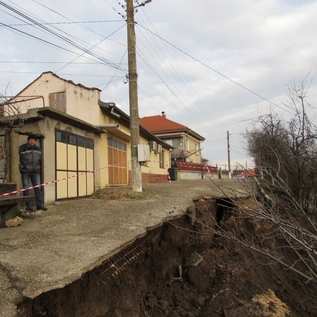 Улица във Ветово се срути заради спукан водопровод