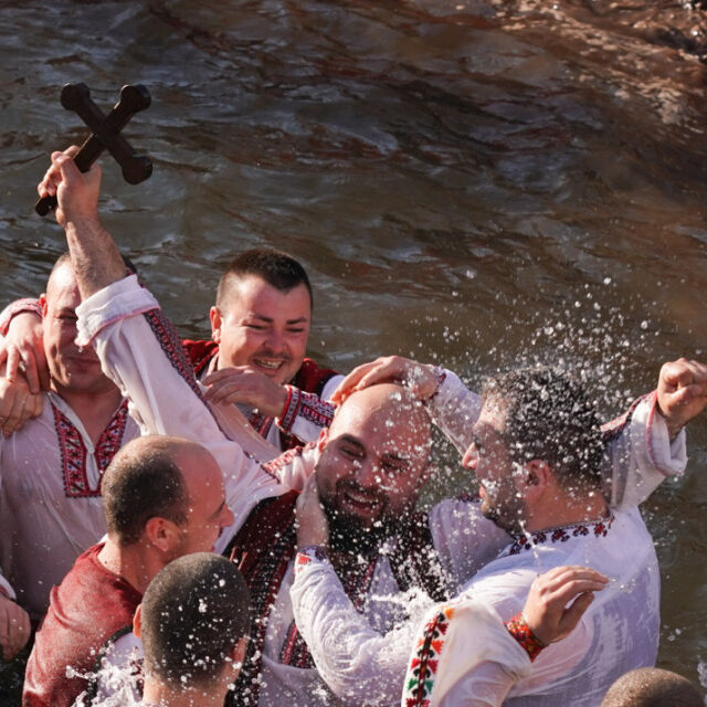 Богоявление в Зверино: Как се изпълнява традицията за хвърлянето на кръста