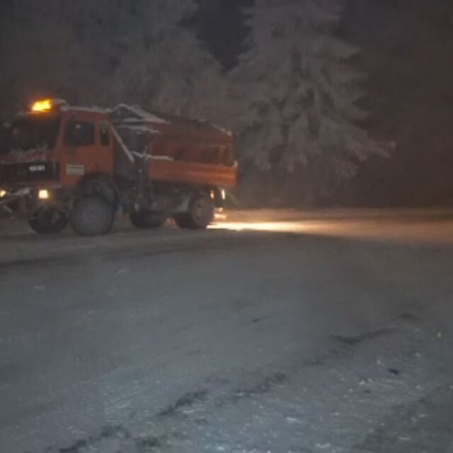 Сняг вали в почти цяла Северозападна България, движението между Враца и Ботевград за камиони е спряно