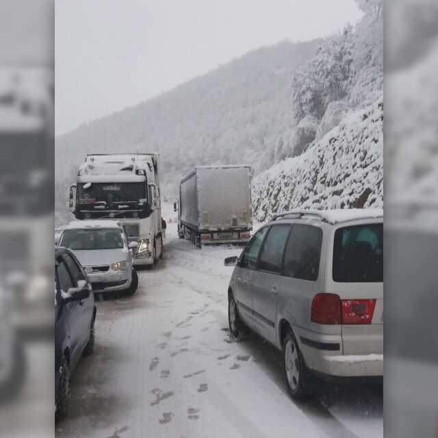 Обилният снеговалеж в Северозападна България създаде проблеми за шофьорите