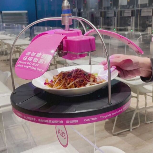 Роботи сервитьори: Машини поднасят храна на олимпиадата в Пекин
