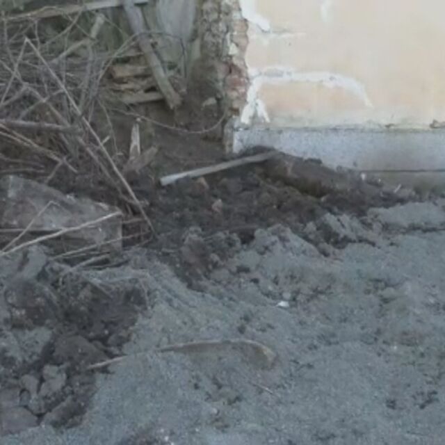 След ремонт на ВиК в ямболско село: Улиците са разкопани, а стените на къщите – напукани