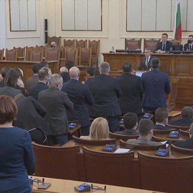 Поискаха оставката на Иван Гешев от трибуната на парламента (ВИДЕО)