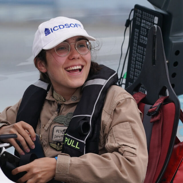 19-годишната Зара Ръдърфорд успя – тя обиколи света със самолет напълно сама