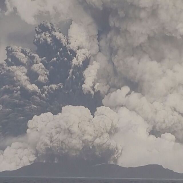 Зрелищни кадри от изригването на подводния вулкан в Тонга (ВИДЕО)