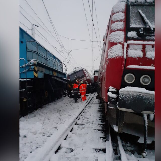 Два товарни влака се удариха на гара „Илиянци“