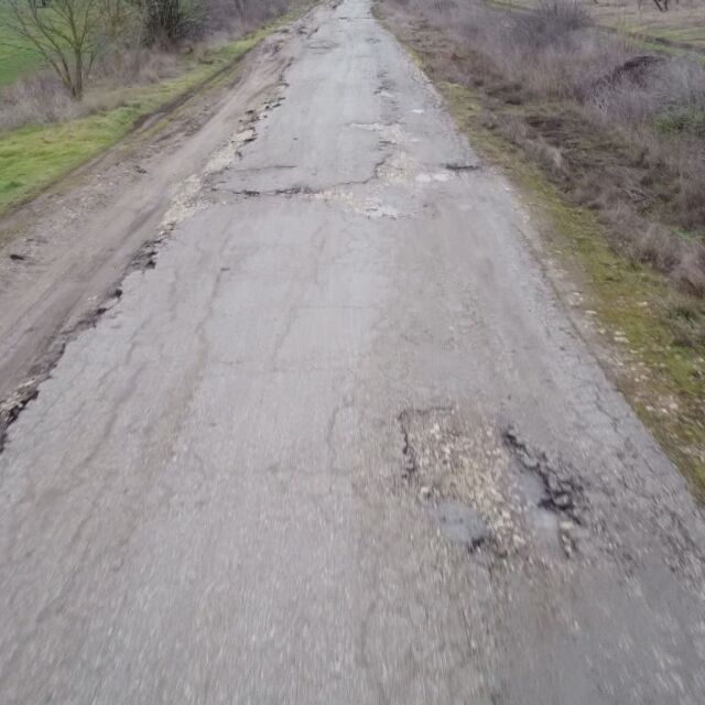 Път като лунен пейзаж: Дупка до дупка по пътищата в Хасковско 