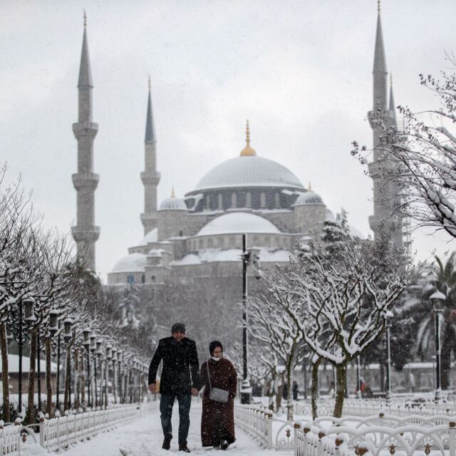 Необичайно студено време скова Истанбул (СНИМКИ)