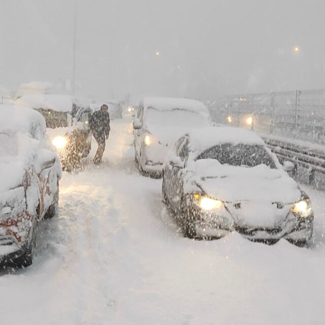 Студ скова Турция: Сняг парализира трафика в Истанбул