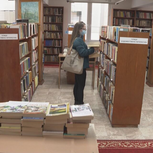 Читател на годината: 19-годишно момиче прочете 141 книги от библиотеката 