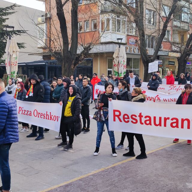 Срещу COVID мерките: Собственици на заведения блокираха булевард в Стара Загора