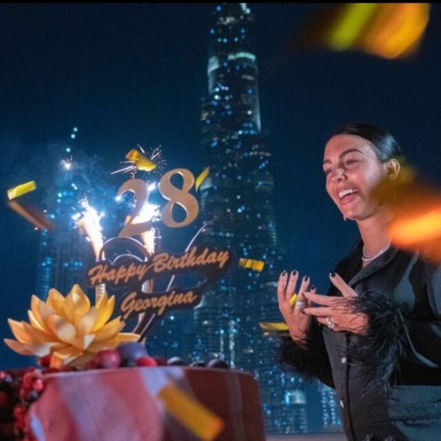 Дубайски небостъргач изгря с образа на любимата на Роналдо за рождения й ден 