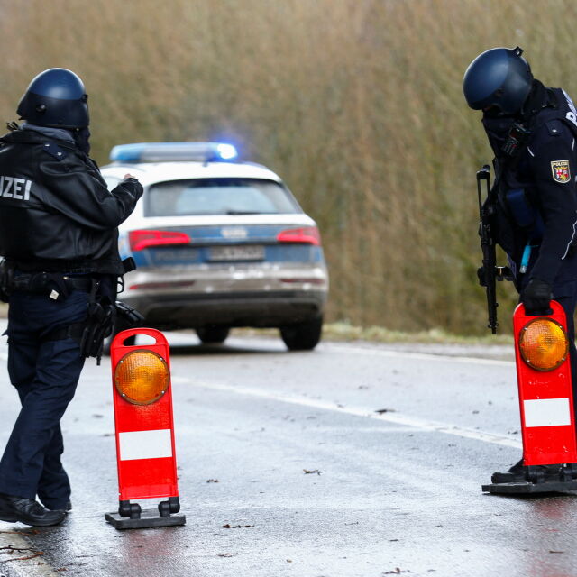 Застреляха двама полицаи при рутинна проверка в Германия