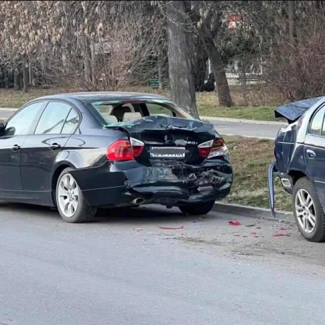 Видео показва как шофьор блъска коли в София 