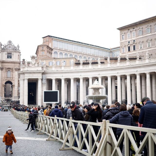 Във Ватикана: Започна поклонението пред почетния папа Бенедикт XVI