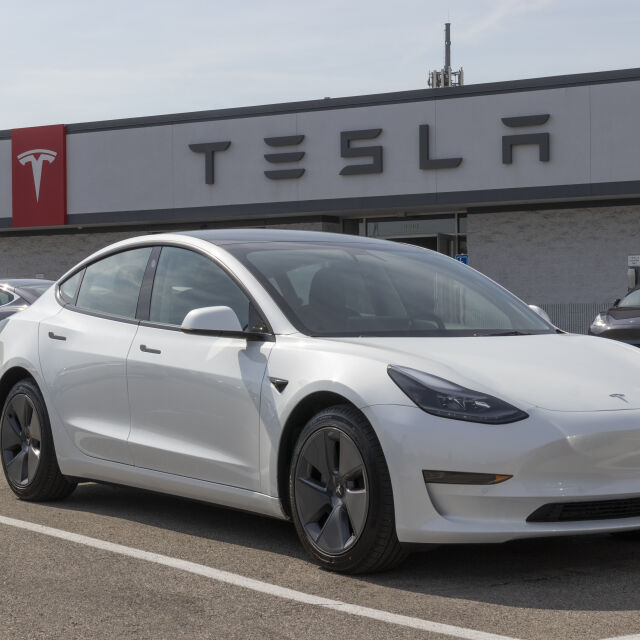 Tesla е доставила рекордните 1,3 млн. автомобила през 2022 г.