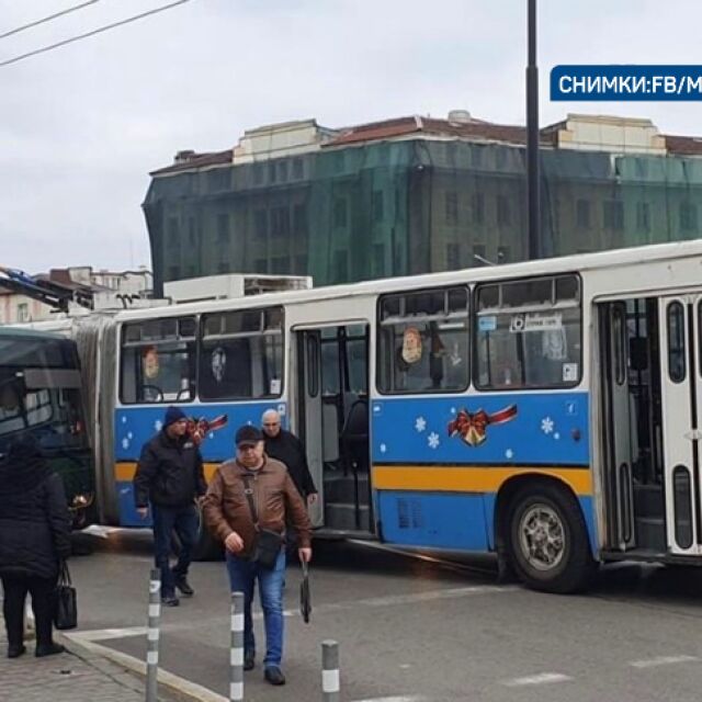 Катастрофа между автобус и тролей на градския транспорт в София