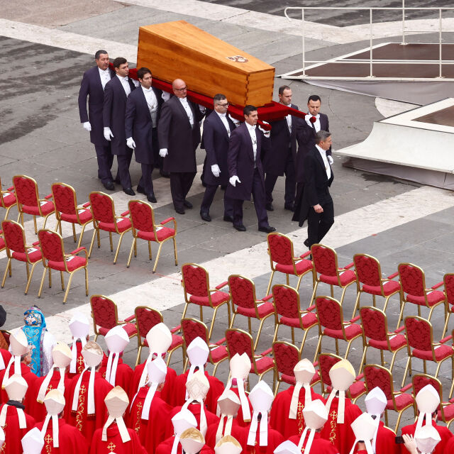 Безпрецедентна церемония: Погребват папа Бенедикт XVI в три ковчега