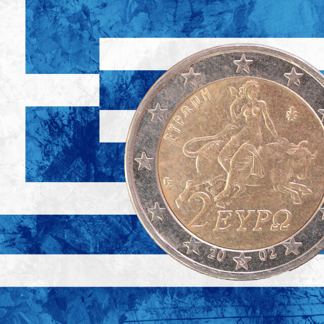 Вдигат минималната работна заплата в Гърция