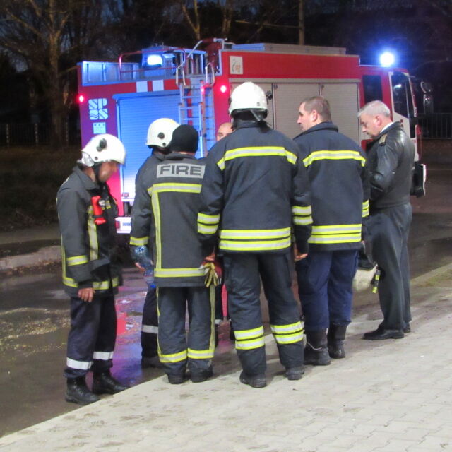 Пожар в жилищен блок взе жертва в Русе (СНИМКИ)