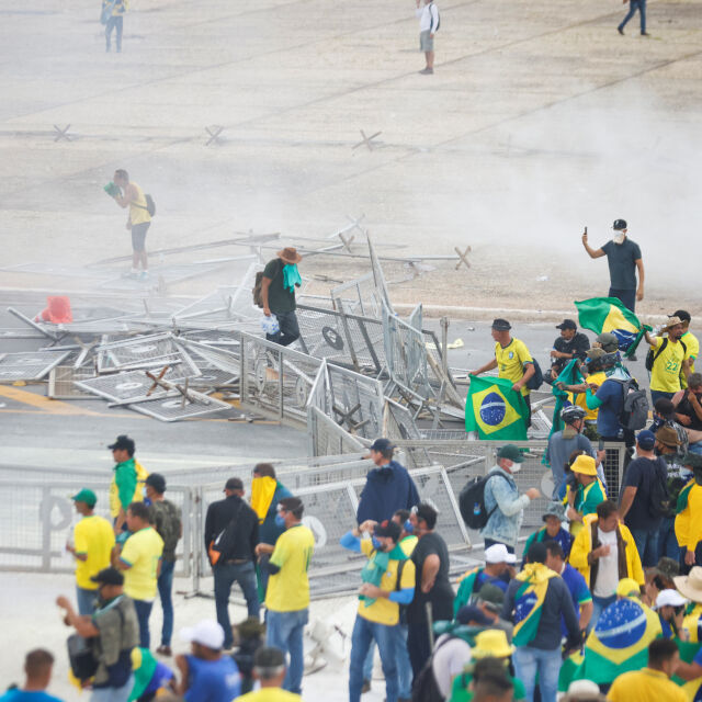Поддръжници на Болсонаро щурмуват бразилския конгрес (СНИМКИ)
