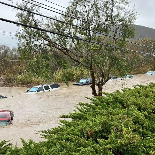Евакуации в Калифорния заради бури и наводнения