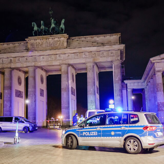 Мъж загина, след като се блъсна с колата си в Бранденбургската врата (СНИМКИ)