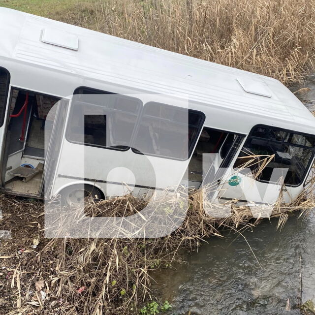 Пътнически автобус падна в река в сливенско село (ВИДЕО)