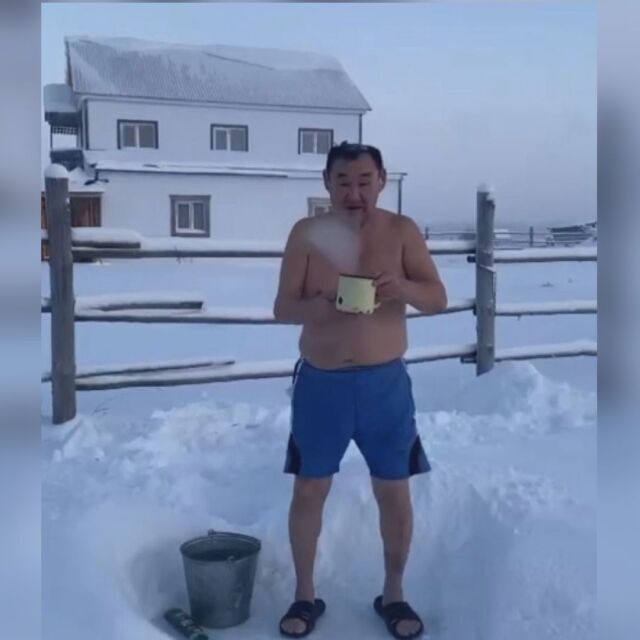 Душ в екстремен студ: Мъж се къпе на минус 56 градуса в Якутия