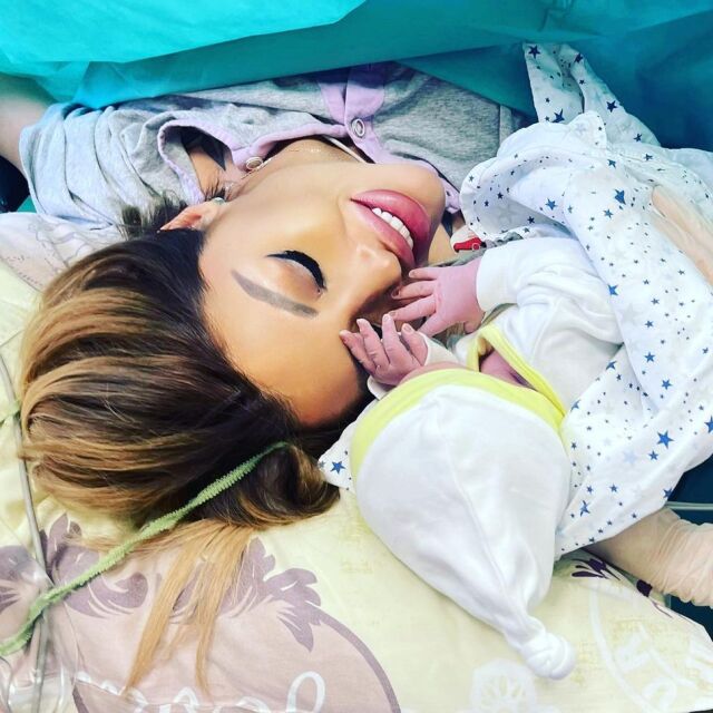 Джулиана Гани показа първа снимка на новородения си син